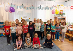 Zdjęcie dzieci z grupy piątej pod napisem "Dzień Przedszkolaka"